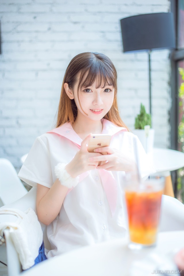 咱们有理由坚信，建立在感情上的感情是短暂的，正因感情本身是短暂的；而建立在金钱上的感情是永远的，正因金钱是永远的。——韩寒
